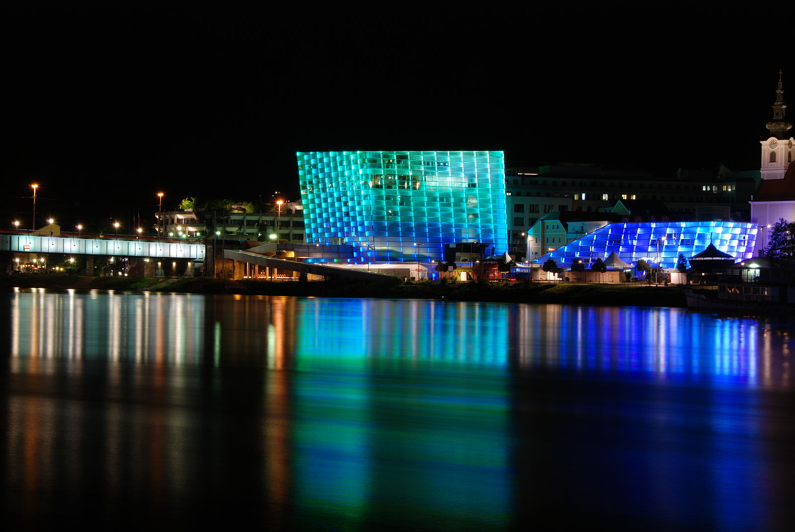 Ars_Electronica_Center_2011_by_night